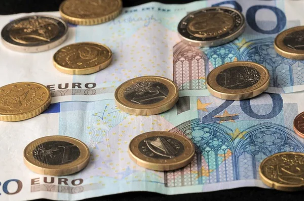 Monnaie Euro Sur Fond Noir — Photo