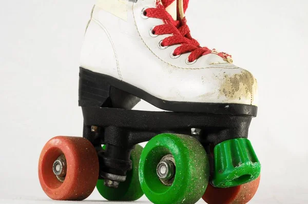 Використання Vintage Consumed Roller Skate Білому Фоні — стокове фото