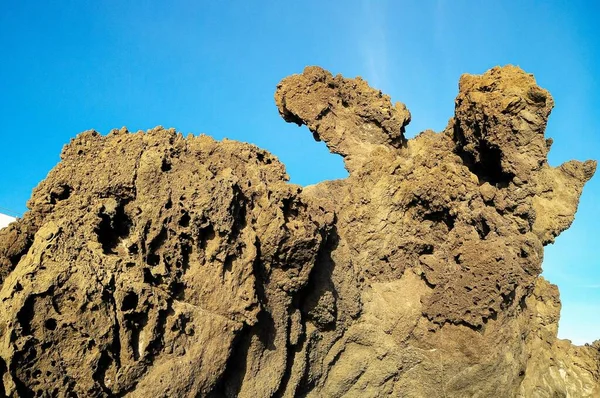 蓝天上岩石形成的特写镜头 — 图库照片