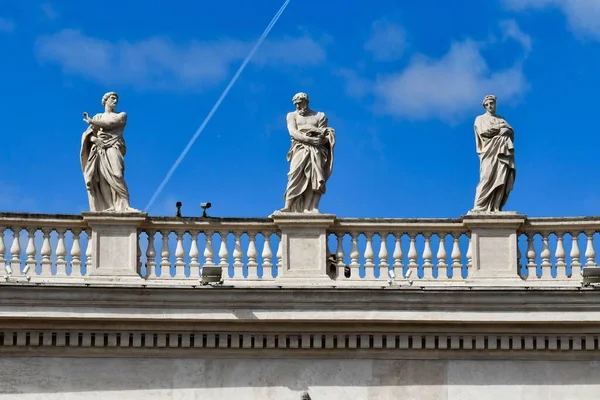Hermosa Arquitectura Antigua Con Estatuas —  Fotos de Stock