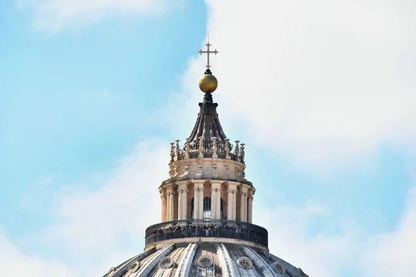 ロシアのサンクトペテルブルクにある大聖堂のドーム 背景としての写真 — ストック写真