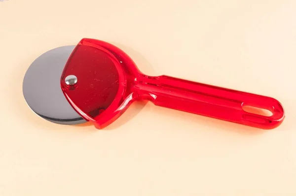 プラスチック製の赤いピザカッターの写真スライサーナイフ — ストック写真