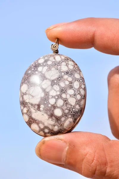 Zdjęcie Semi Precious Rock Stone Jewel Ręku — Zdjęcie stockowe