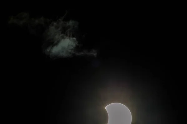 曇りの日の部分日食 — ストック写真