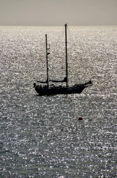 Egy Gyönyörű Kép Egy Hajóról Tengeren — Stock Fotó