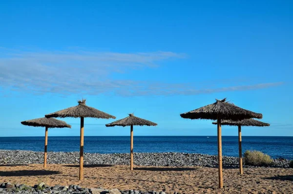 Пляж Парасольками Блакитним Небом — стокове фото