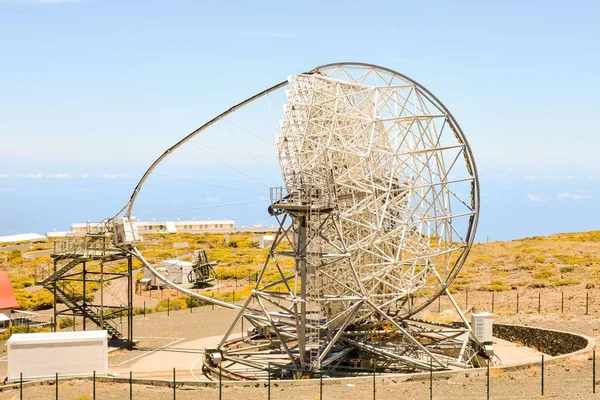 现代科学天文观测台望远镜照片 — 图库照片