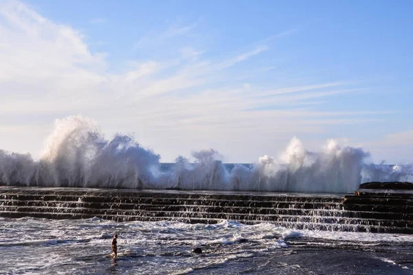 Ruwe Zee Met Grote Golven Brekend Aan Kust — Stockfoto