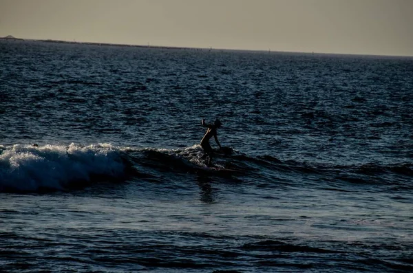 Surfista Con Una Tabla Surf Mar Océano —  Fotos de Stock