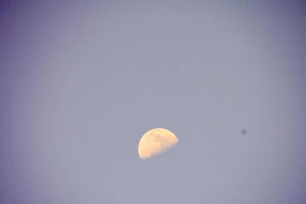 美丽的月亮在天空中 — 图库照片