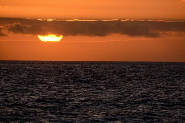Güzel Deniz Kıyısında Gün Batımının Manzaralı Görüntüsü — Stok fotoğraf