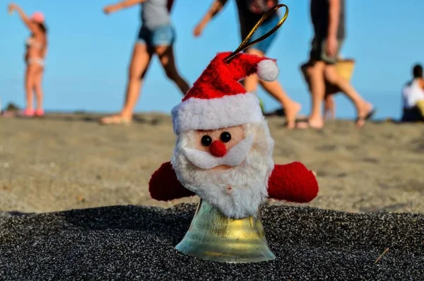 Фото Игрушки Санта Клауса Песчаном Пляже — стоковое фото