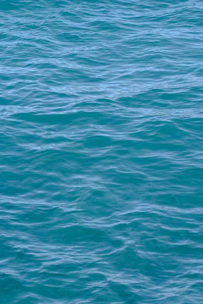 带波浪的蓝色水面 — 图库照片