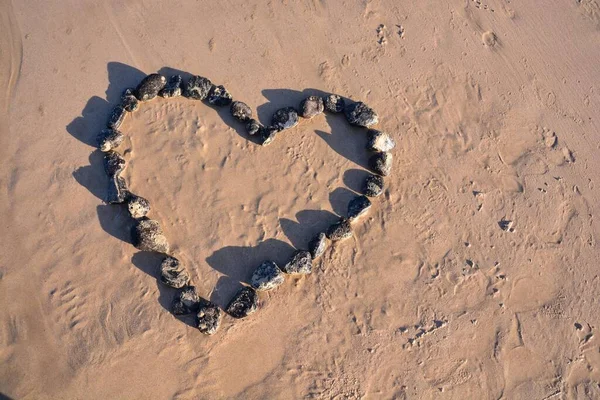 美しい砂の上のハートサイン オーシャンビーチ — ストック写真