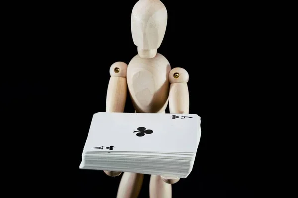 木制假人 木制木偶 有扑克牌的人体模特 — 图库照片