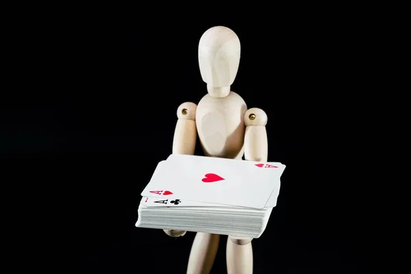木制假人 木制木偶 有扑克牌的人体模特 — 图库照片