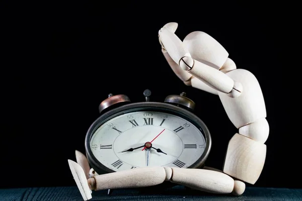 木製のダミー木製の人形目覚まし時計付きアートマネキン — ストック写真