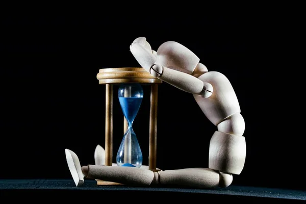 木製のダミー木製の人形砂時計付きのアートマネキン — ストック写真