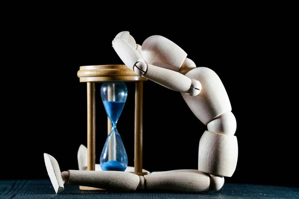 木製のダミー木製の人形砂時計付きのアートマネキン — ストック写真