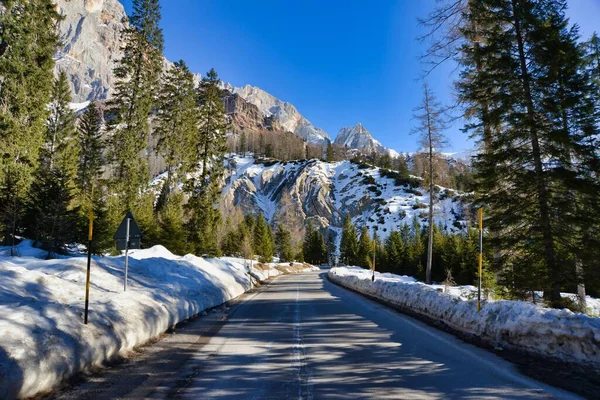 Mooie Winterlandschap Met Sneeuw Bedekte Bergen — Stockfoto