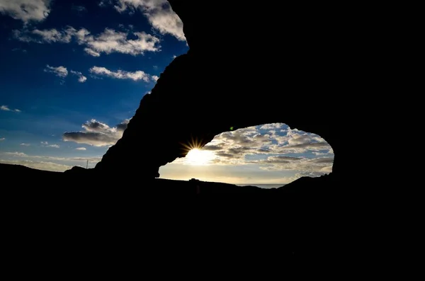 西班牙加那利群岛沙漠中火山形成的自然拱门 — 图库照片