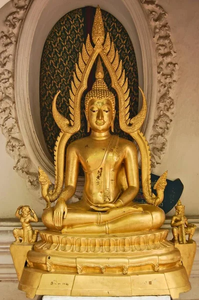 Típico Buda Tailandés Hecho Mano Estatua Grunge Fondo —  Fotos de Stock