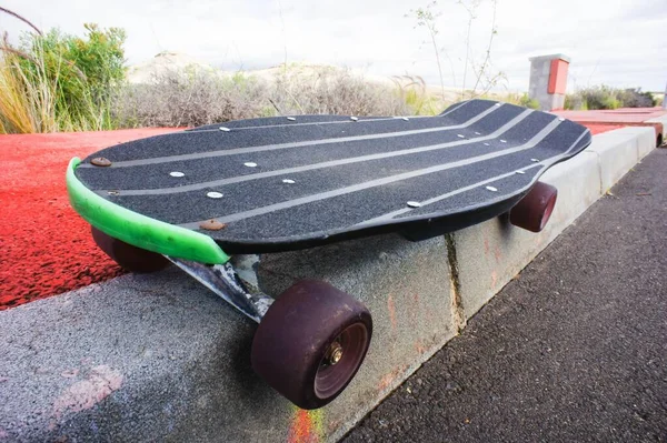 Vintage Style Longboard Μαύρο Skateboard Ένα Κενό Άσφαλτο Desert Road — Φωτογραφία Αρχείου
