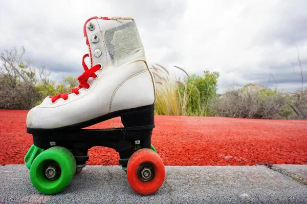Old Vintage White Skate Boot Στην Οδό Asphalt — Φωτογραφία Αρχείου