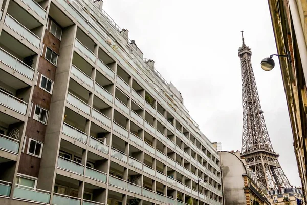 法国巴黎的房屋和埃菲尔铁塔 — 图库照片