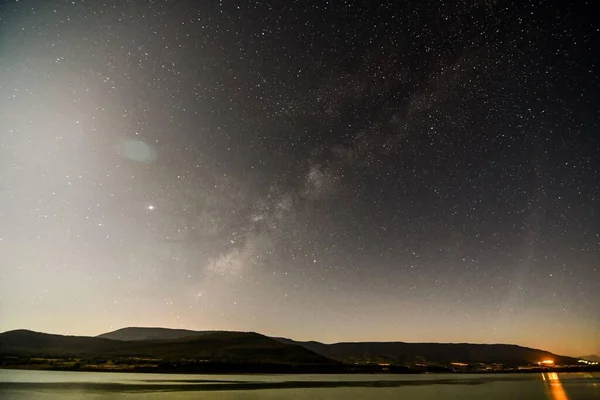Schöner Nachthimmel Mit Sternen Und Milchstraße Über Dem See — Stockfoto