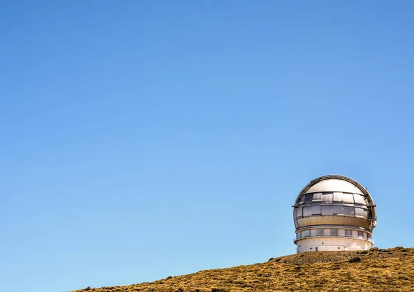 Observatorium Auf Dem Hügel Bei Sonnigem Wetter — Stockfoto