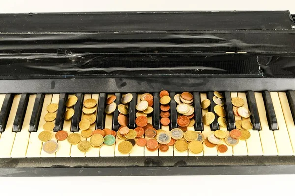 Vieux Clavier Piano Avec Beaucoup Pièces Monnaie — Photo