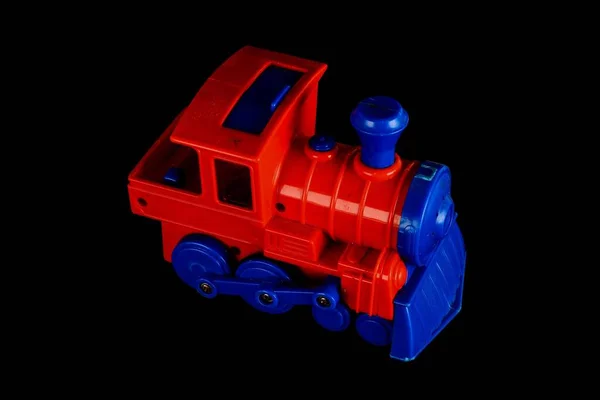 黒い背景で隔離されたおもちゃの列車 — ストック写真