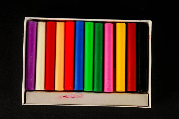 Crayons Colorés Isolés Sur Fond Noir — Photo
