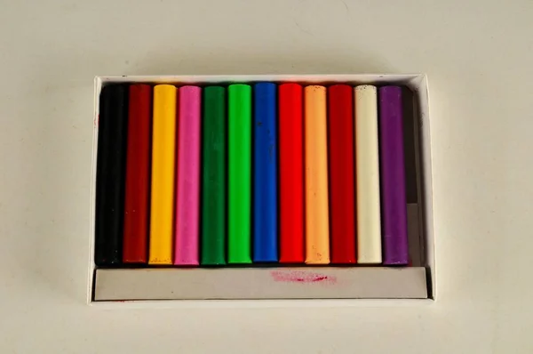 Crayons Colorés Rangée Sur Fond Blanc — Photo