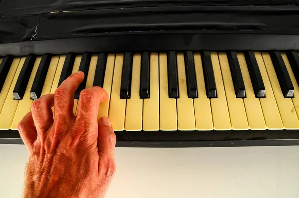 写真ピアノキーキーボードの手のクローズアップ — ストック写真