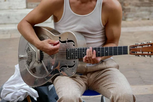 Photo Person Playing Music Outdoors — Stock Photo, Image