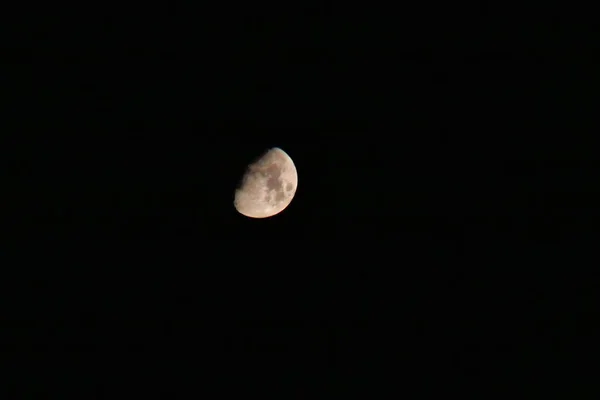 背景是夜空中的月亮 — 图库照片