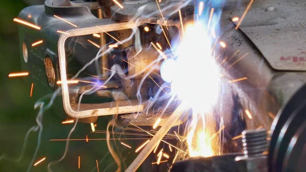 Fabrikada Kıvılcımları Olan Kaynak Metali — Stok fotoğraf