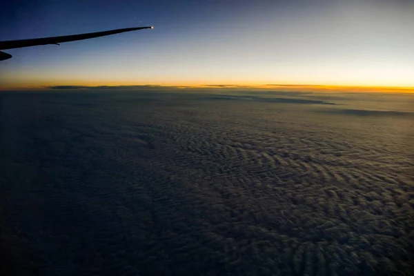 Εναέρια Άποψη Της Κυματιστή Θάλασσας Στο Ηλιοβασίλεμα Θέα Στο Αεροπλάνο — Φωτογραφία Αρχείου
