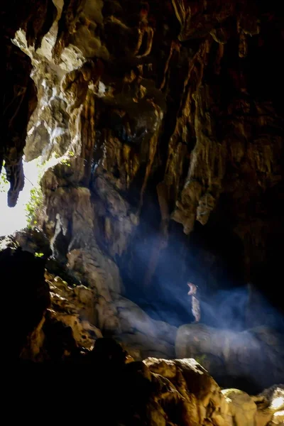 Bela Vista Caverna Com Sumbeans — Fotografia de Stock
