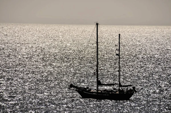 Háttérvilágítás Egy Sziluett Csónak Képe Óceánban — Stock Fotó