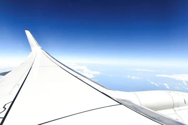 Крило Літака Літає Над Хмарами Фото Фон Цифрове Зображення — стокове фото