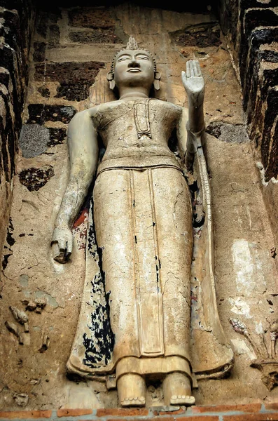 典型的なタイの仏像手作りの彫像の背景 — ストック写真