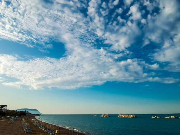 Deniz Kıyısının Manzarası Mavi Gökyüzü — Stok fotoğraf
