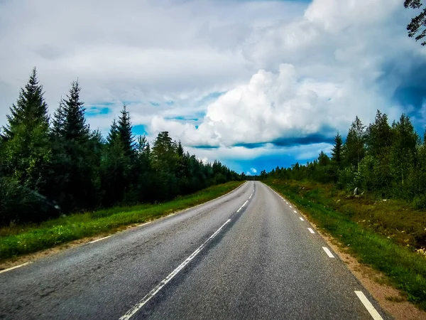 Droga Górach Niebo Chmury Piękne Zdjęcie Cyfrowe Zdjęcie Szwecji Europa — Zdjęcie stockowe