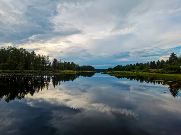 Λίμνη Στο Δασικό Ουρανό Και Σύννεφα Όμορφη Φωτογραφία Ψηφιακή Εικόνα — Φωτογραφία Αρχείου