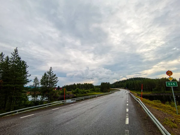 Jazda Autostradzie Niebo Chmury Piękne Zdjęcie Cyfrowe Zdjęcie Szwecji Europa — Zdjęcie stockowe