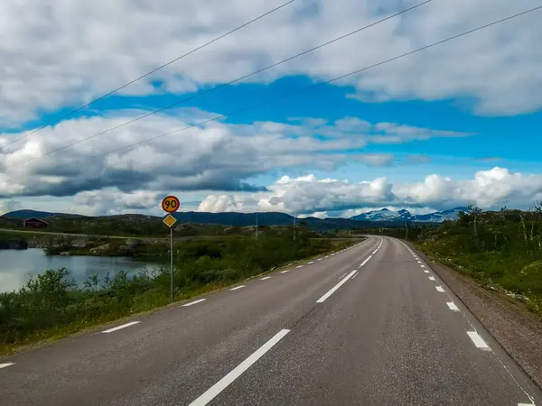 Droga Góry Niebo Chmury Piękne Zdjęcie Cyfrowe Zdjęcie Szwecji Europa — Zdjęcie stockowe