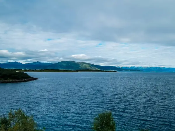 湖と山 デジタル作成された画像画像 — ストック写真